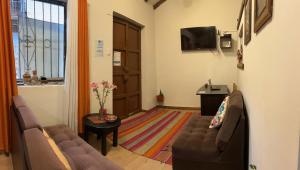 TV/trung tâm giải trí tại Spacious Family Apartment 3 Min from Main Square