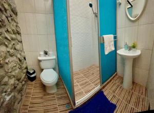 Phòng tắm tại Spacious Family Apartment 3 Min from Main Square