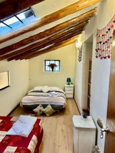 Giường trong phòng chung tại Spacious Family Apartment 3 Min from Main Square +4 ảnh