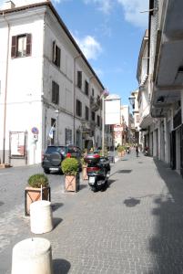 una calle con coches estacionados en el lateral de un edificio en Loft 17, en Albano Laziale
