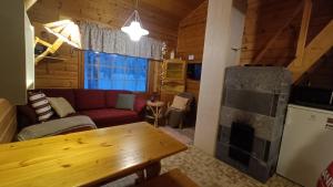 un soggiorno con divano e camino di Ylläs Nilikammi a Ylläsjärvi