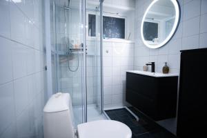 Et badeværelse på Cozy and central among locals + 28 billeder