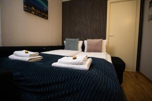 En eller flere senge i et værelse på Cozy and central among locals