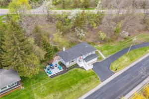 una vista aerea di una casa con vialetto di Canandaigua Lake Overlook a Canandaigua