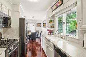 una cucina con lavello e fornello di Canandaigua Lake Overlook a Canandaigua