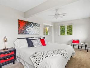 una camera da letto bianca con un letto e un ventilatore a soffitto di Canandaigua Lake Overlook a Canandaigua