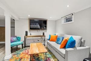 un soggiorno con un divano e un tavolo di Canandaigua Lake Overlook a Canandaigua Altre 12 foto