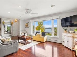 un soggiorno con una grande finestra e una TV di Canandaigua Lake Overlook a Canandaigua