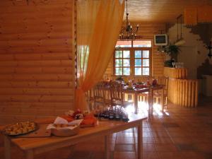 un comedor con una mesa con comida. en Guest House Gaujaspriedes en Gauja