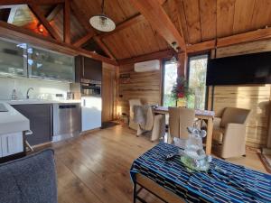 a kitchen and dining room with a table and chairs at Het boothuis in Velden