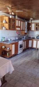 una cucina con armadi in legno e un piano cottura bianco con forno di Alojamiento en Malargue a Malargüe Altre 5 foto