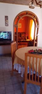 una sala da pranzo con un tavolo e un tavolo e sedie di Alojamiento en Malargue a Malargüe