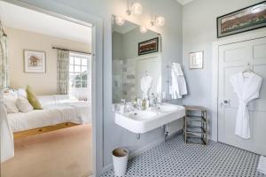 bagno bianco con lavandino e letto di 5 Bed in Errol oc-t33381 a Errol Altre 58 foto