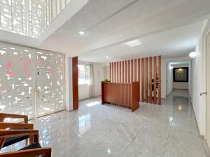 eine Lobby mit einer Glaswand in einem Gebäude in der Unterkunft Monet Hotel Motul in Motul de Felipe Carrillo Puerto
