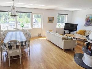 Posezení v ubytování 5 star holiday home in VAXHOLM