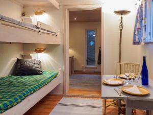 En eller flere senge i et værelse på 3 person holiday home in Hunnebostrand