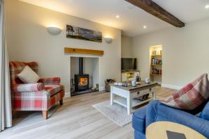 een woonkamer met twee stoelen en een open haard bij 1 Bed in Montgomery oc-w33744 in Montgomery