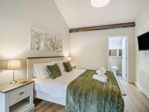 En eller flere senge i et værelse på 1 Bed in Bleadon 96393