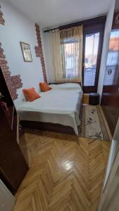 een slaapkamer met een groot bed in een kamer bij apartman Stojković in Petrovac na Mlavi