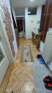 een kamer met een gang met een tafel en een bakstenen muur bij apartman Stojković in Petrovac na Mlavi