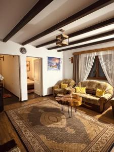 un soggiorno con un divano e un tavolo di Cabana Elena a Borşa Altre 10 foto