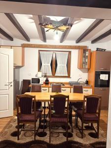 una cucina con tavolo e sedie in una cucina di Cabana Elena a Borşa