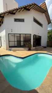 皮雷诺波利斯Esquina Da Mata的房子前面的一个大游泳池