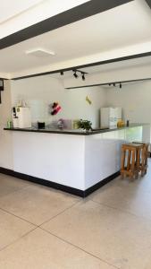 皮雷诺波利斯Esquina Da Mata的一个带两把椅子的房间的白色柜台