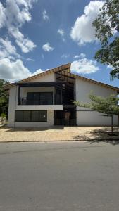 皮雷诺波利斯Esquina Da Mata的一座白色的大楼，前面有一棵树