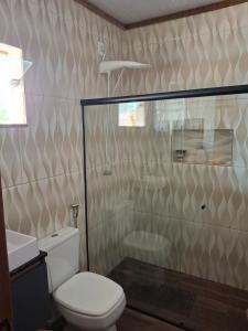 Et badeværelse på Casa espaçosa e aconchegante