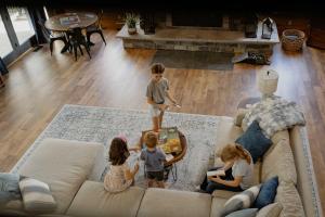 un gruppo di bambini che giocano a un videogioco in soggiorno di Compass Retreat for large groups a Buchanan