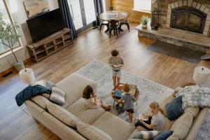 un gruppo di bambini che giocano a un videogioco in soggiorno di Compass Retreat for large groups a Buchanan