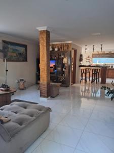 Et tv og/eller underholdning på Casa espaçosa e aconchegante