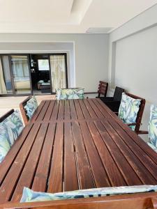 een grote houten tafel in een kamer met stoelen bij Loreho boutique in Mahikeng