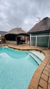 een zwembad voor een huis bij Princess & Alfreds Palace in Gqeberha