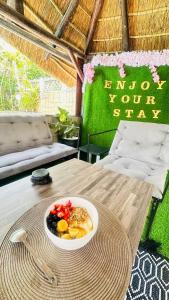 een bord eten op een tafel met een fruitschaal bij Princess & Alfreds Palace in Gqeberha