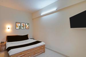 En eller flere senge i et værelse på Super Collection O Baner Hillview Pune Formerly Siri Lodge