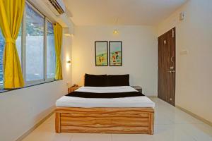 En eller flere senge i et værelse på Super Collection O Baner Hillview Pune Formerly Siri Lodge