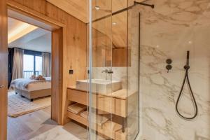 Et badeværelse på Pontirolo Nuovo Chalet Zermatt + 17 billeder