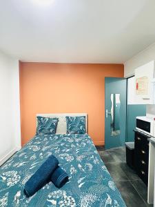 En eller flere senge i et værelse på Studio Proche Gare Et Commodités