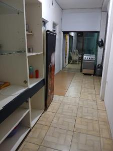 een kamer met een keuken en een tegelvloer bij Aluguel de Casa de Férias in Santa Branca