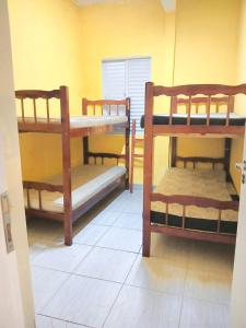 een kamer met twee stapelbedden in een kamer bij Aluguel de Casa de Férias in Santa Branca