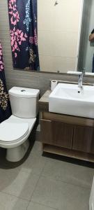 Koupelna v ubytování Lindos Departamentos amoblado en Santiago centro