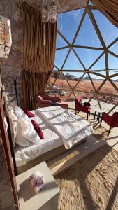 2 letti in una camera con vista sul deserto di Desert Bedouin adventure a Wadi Rum