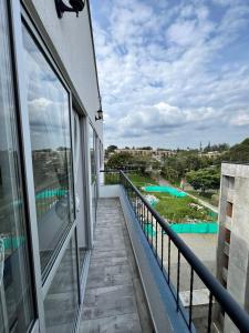 een balkon met uitzicht op een zwembad bij Mavile ViSa in La Tebaida