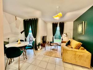 Et opholdsområde på Emerald Chic - Terrace Fiber & Parking - 4 Guests