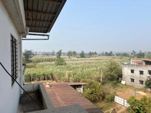 een uitzicht op een veld vanuit een gebouw bij Fortress Homestay in Yavluj