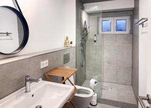 Et badeværelse på Casa Katalina Filderstadt,!!!Aktuell nur 1 Schlafzimmer!!!, top für Familien und Geschäftsreisen, super ausgestattet, mit PKW Stellplatz