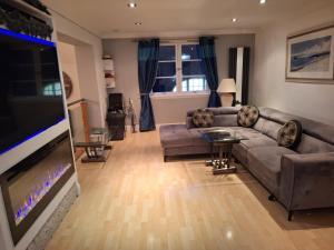 Et opholdsområde på 4 Bedroom Townhouse with 3 bathrooms on 3 levels