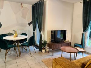 Et tv og/eller underholdning på Emerald Chic - Terrace Fiber & Parking - 4 Guests